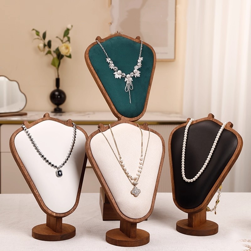 Body Jewelry In Store - Houten kettingdisplaystandaard met witte lederen zachte