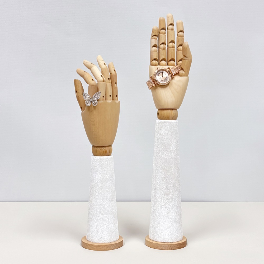 Houten fluwelen handmannequin  - Body Jewelry Shop recensie en prijs