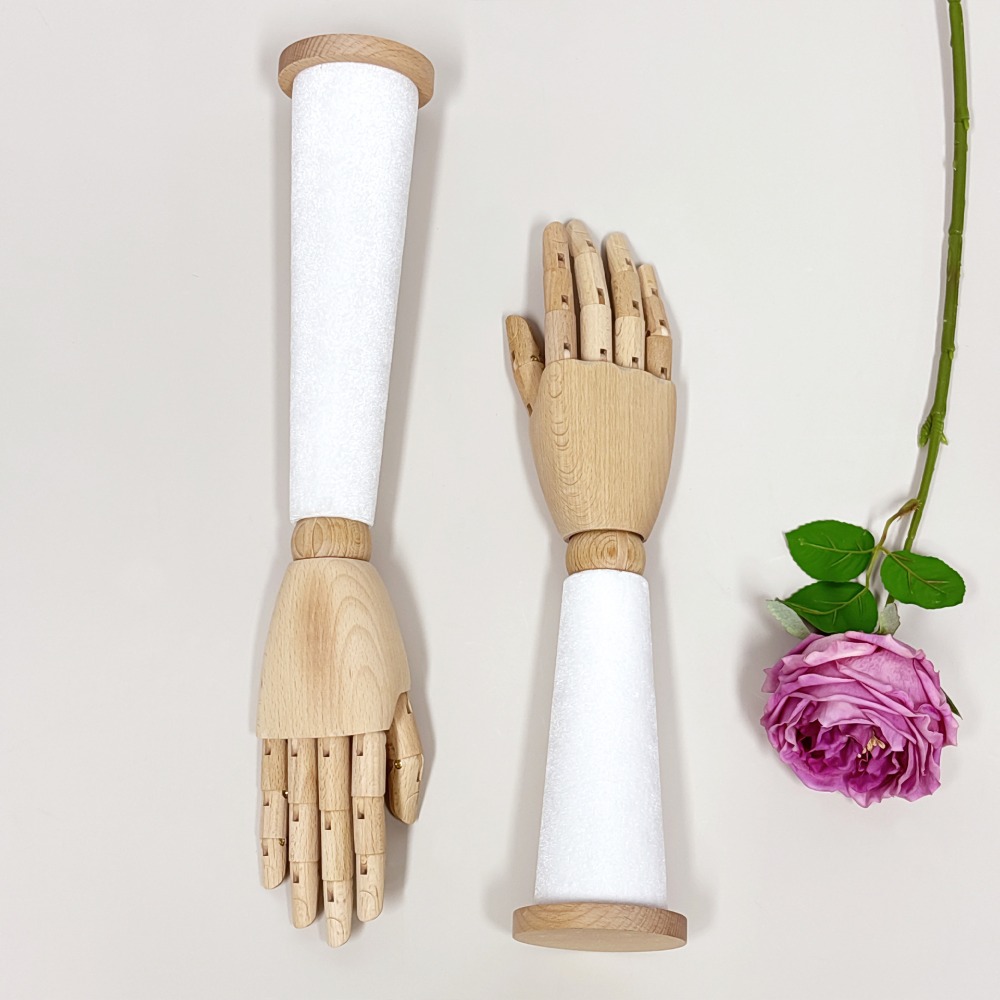 Houten fluwelen handmannequin  - Body Jewelry Shop recensie en prijs