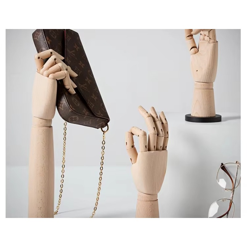 Massief houten hand mannequin  - Body Jewelry In Store recensie en prijs